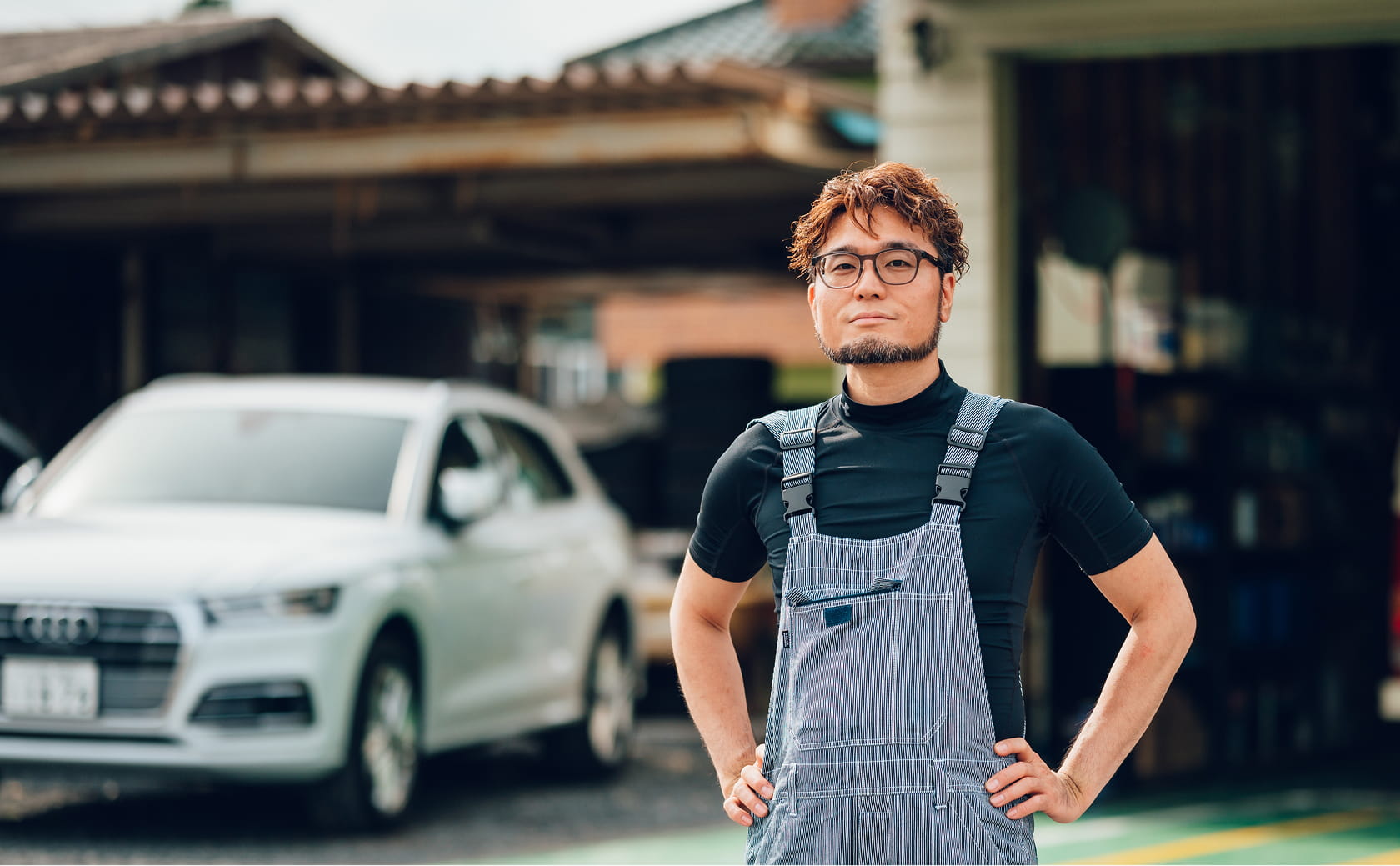 スタッフが愛車を整備しているイメージ