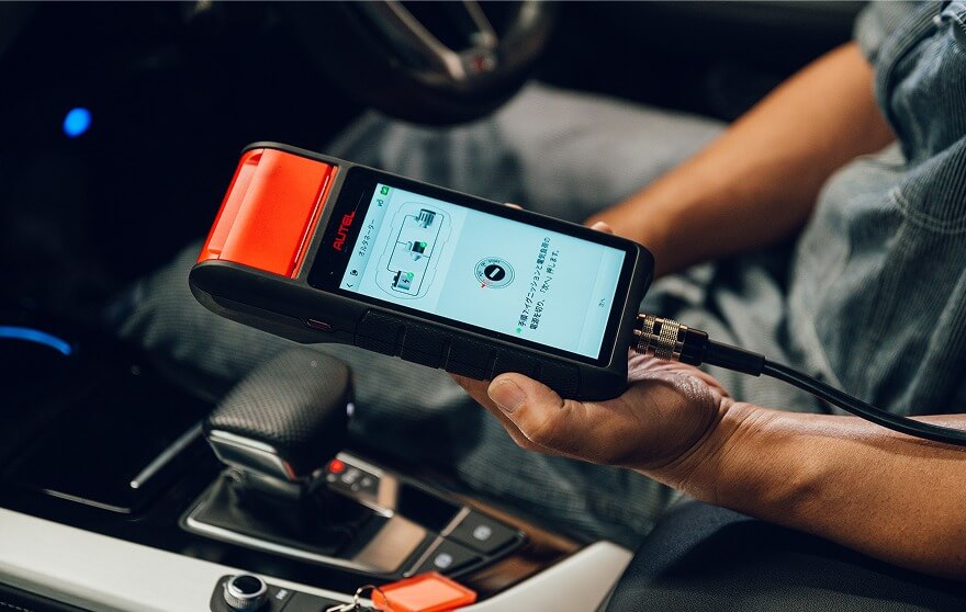 バッテリーや充電系統を点検するためのテスターです。