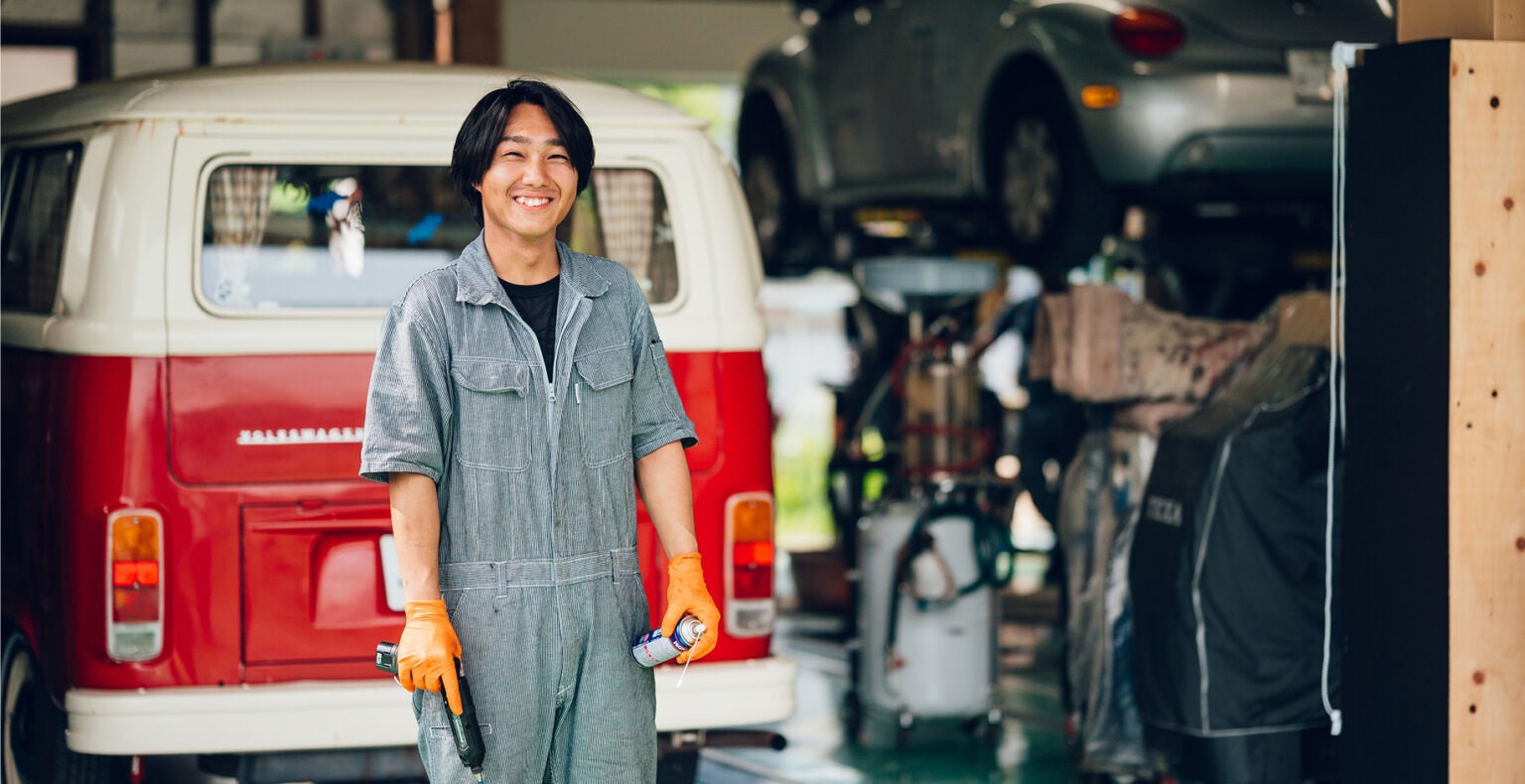 車の整備を楽しむ整備士