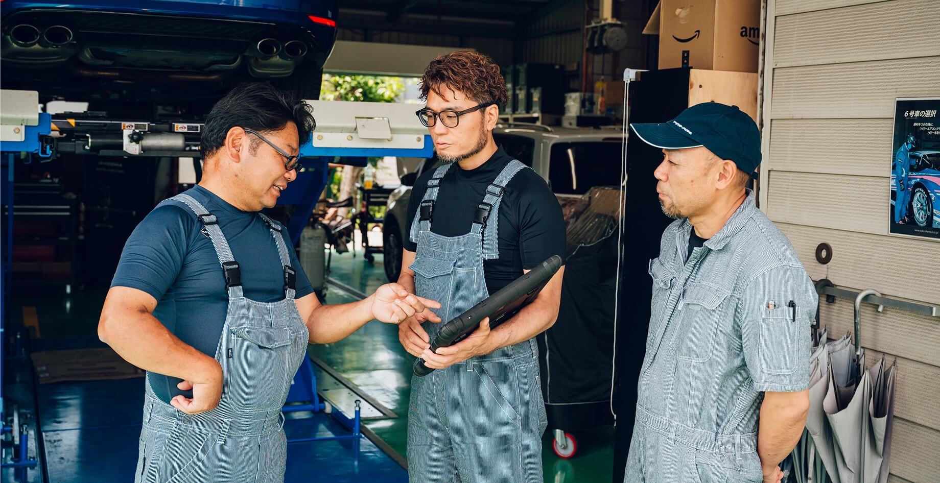 修理について意見を言い合う整備士
