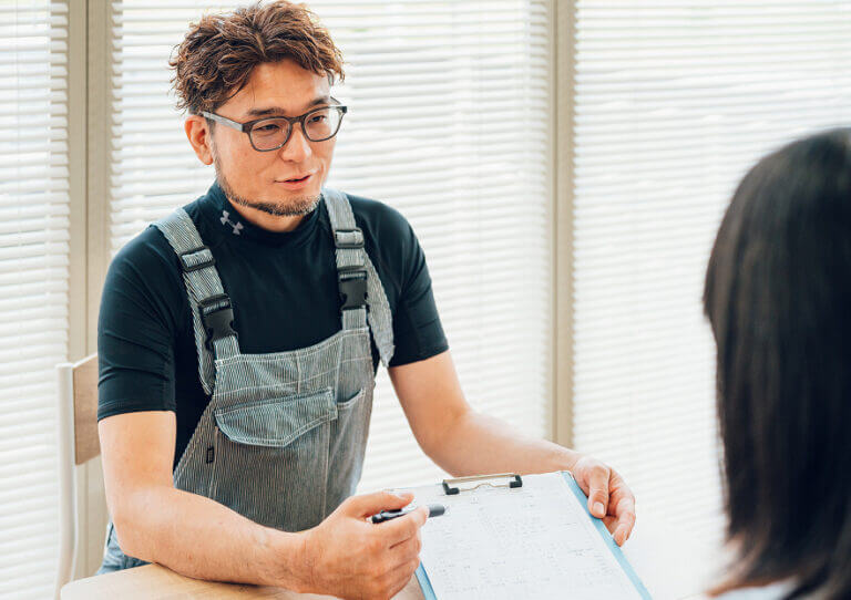 作業完了後、結果をご依頼元の整備工場さま・ディーラーさまにご報告する様子