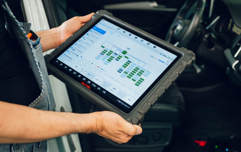 車両の故障コードや各システムの状態を確認するための診断機
