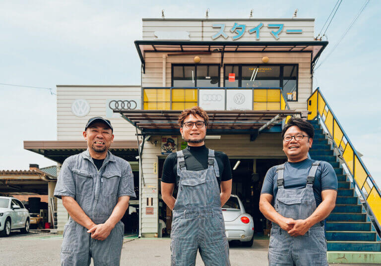 店舗の前にいる経験豊富なスタッフ