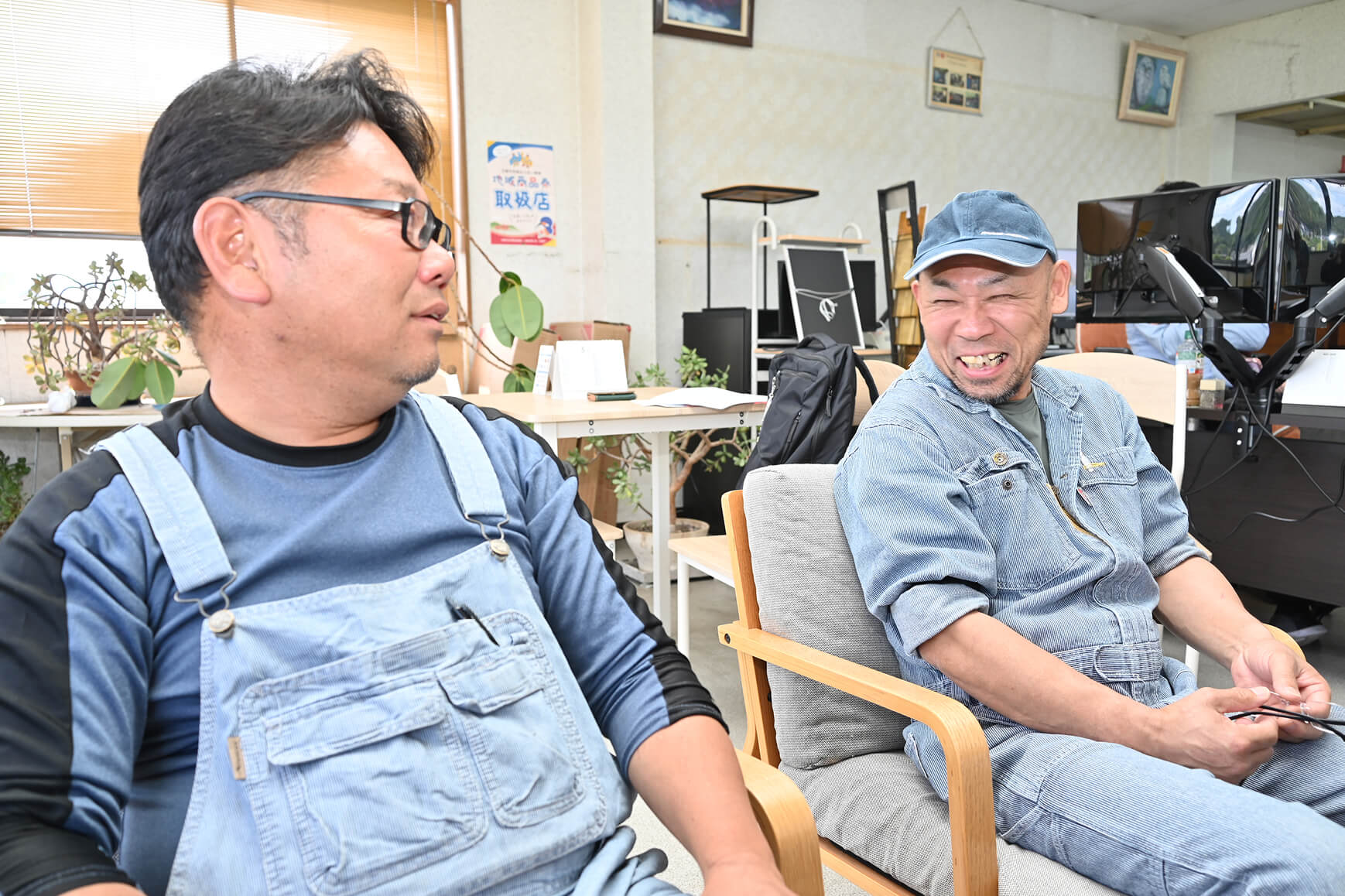 笑いながら車について話すスタッフ