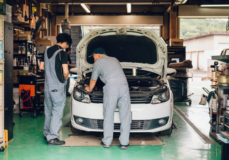 お車の状態をしっかり確認しながら、丁寧に作業を進めています